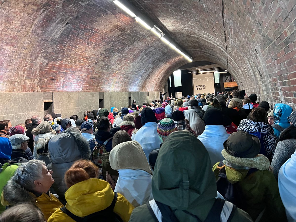 Roonruwa's tweet image. #QueueForTheQueen 
Just passed Tate modern at 6.40am after entering Southwark park at 11pm..#GodSaveTheQueue