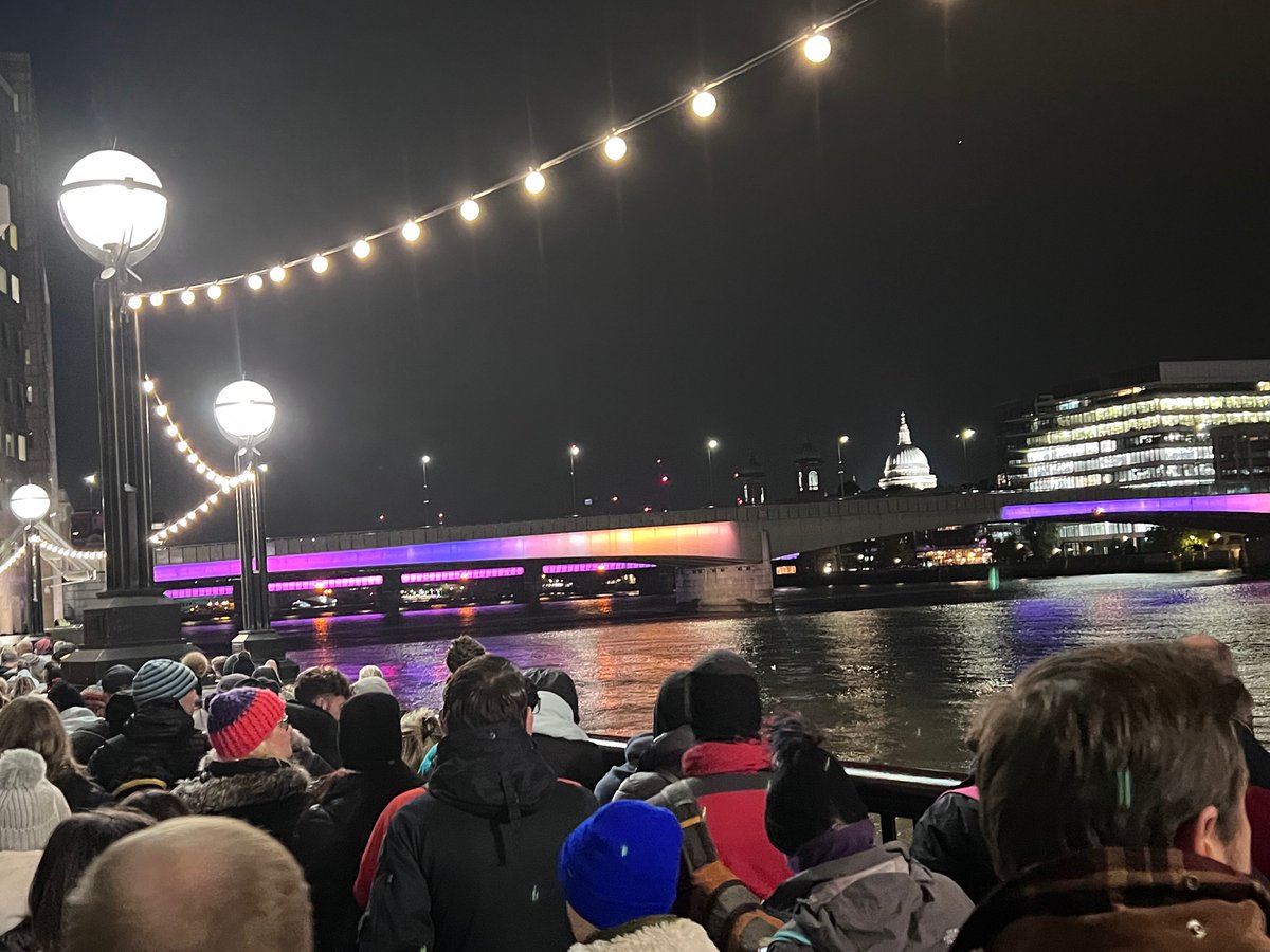 Roonruwa's tweet image. #QueueForTheQueen 
Just passed Tate modern at 6.40am after entering Southwark park at 11pm..#GodSaveTheQueue