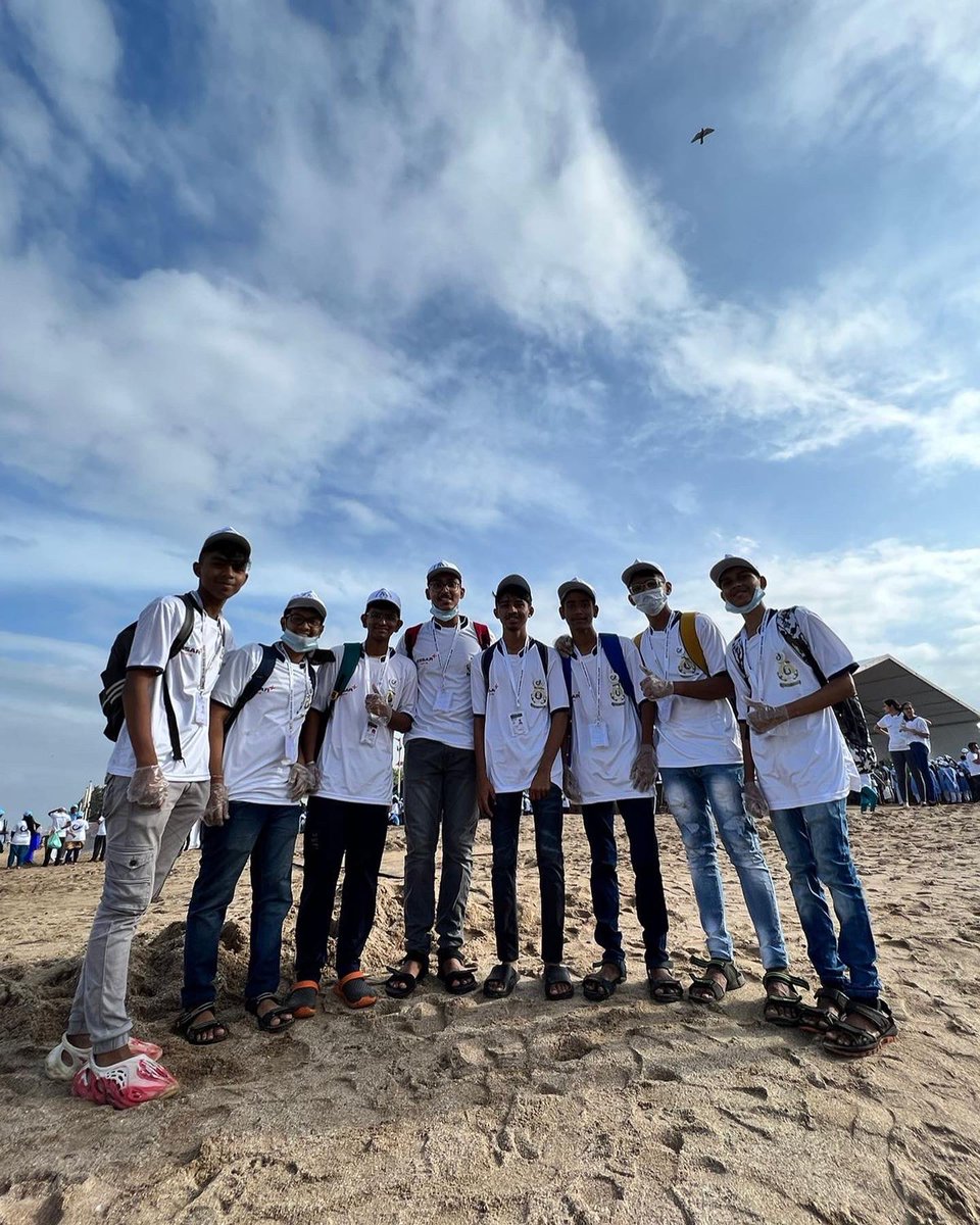 EssarPorts's tweet photo. Tons of garbage are being washed ashore from the Arabian Sea on a regular basis. On a cloudy, rainy day as today, this cleanup is more than just a mission to see a clean beach. 
Every piece of garbage removed seems to uplift the spirit of all our Essarites!
#EssarCares https://t.co/m1zbUK4UNN