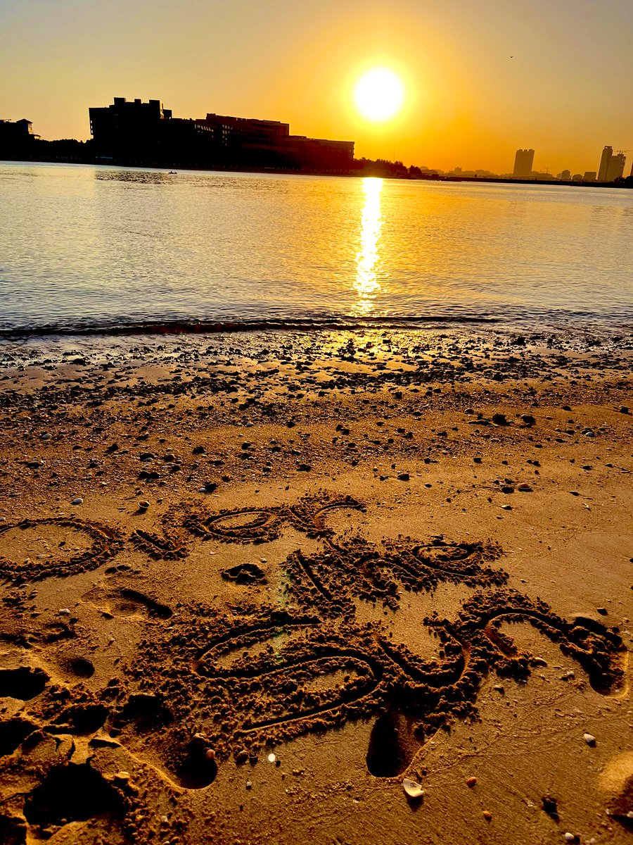 godzi_godzilla's tweet photo. #オーバーザ・サン 
#オーバーザサン
#OVERTHESUN
沖に出ようとしたら途中で疲れて脱落😂
朝日に向かってover✈️ https://t.co/52T7JaHt9z