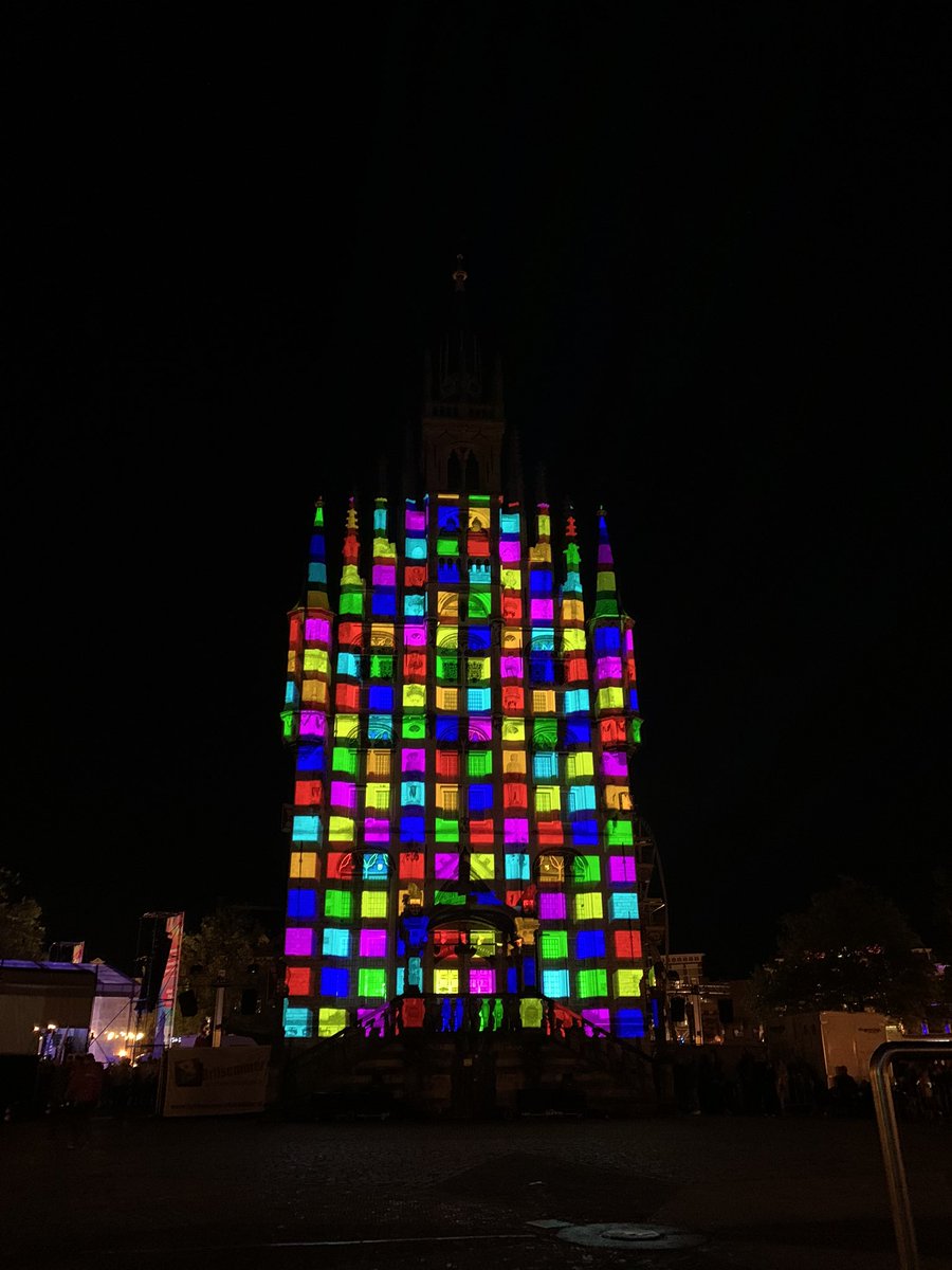 VerhoeveMarja's tweet photo. Af en toe een bui, maar wat een spectaculaire taptoe met lichtshow gisteren. Zin in vandaag #slotfeest @gouda750jaar met XXL taart en veel muziek ❤️Gouda https://t.co/cJOPYp4Z40