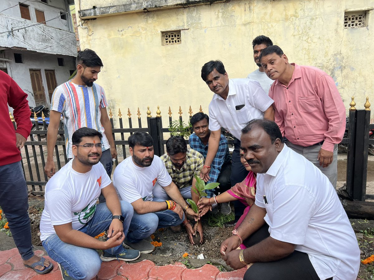 ayushsharma18's tweet photo. माननीय प्रधानमंत्री श्री @narendramodi जी के जन्मदिवस 17 सितम्बर पर वृक्षारोपण महा अभीयान इंदौर ग्रामीण के महू नगर मंडल में संपन्न हुआ l
@vdsharmabjp 
@vaibhavpawarmp            @DrRajeshSonkar9 @manojsthakur
 #हरा_भरा_मध्यप्रदेश #BJYMINDOREGRAMIN https://t.co/0tJ52eYHba