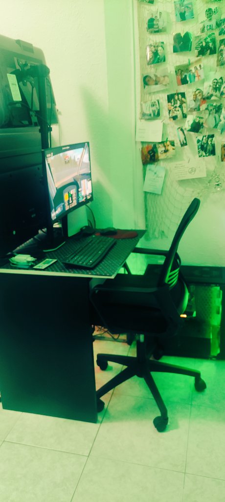 3 años y por fin ya puedo decir que está acabado, mi rincón del vicio...
3m x 1.6m la parienta no me dejó más sitio en el piso🤣🤣🤣🤣
#setup2022 #simracing