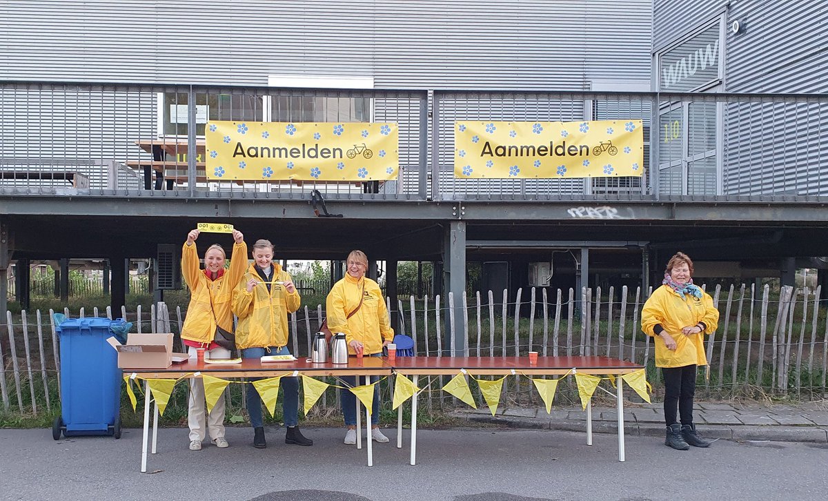 We zijn gestart! De toppers van de 160 km. Collega Bernard met startnummer 001 😊 #HerinneringenRit #AlzheimerNederland