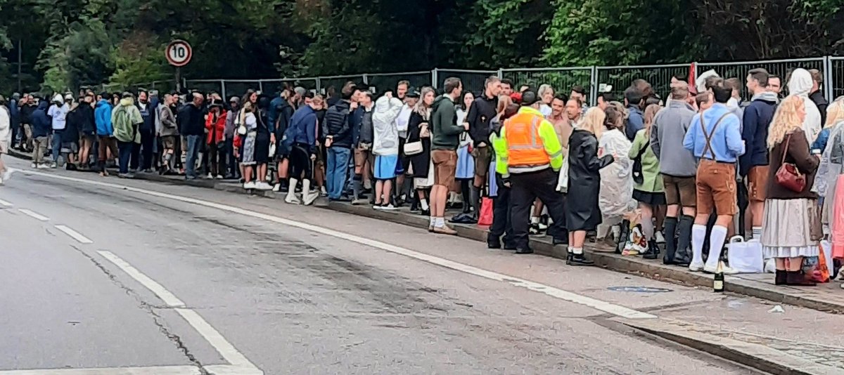 SaarBrigitte's tweet photo. #Wiesn2022 normal? Die Schlangen an den Zugängen zur #Theresienwiese deuten es zumindest an. Noch 4 Stunden bis #Anstich. https://t.co/BdBgCbuOe5