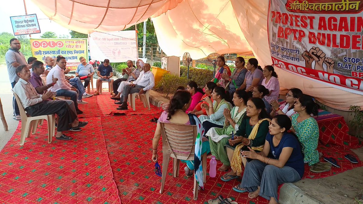 Sanjeev33054951's tweet photo. @dcfaridabad ,@mlkhattar,#bptpchorhai ,#tv9 #cmohry 
Protest getting more furious on 22nd day , still authorities, govt and BPTP  not waking up . This protest is expanding to other societies aswell . NO OC NO CAM . https://t.co/TqunpSaPCc