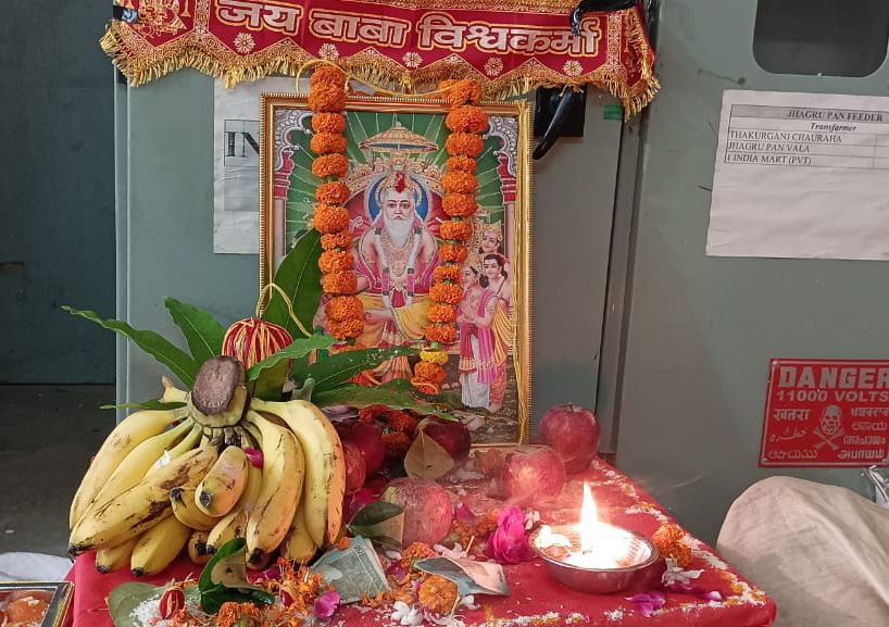 वास्तुकार,निर्माता,रचियता-भगवान #विश्वकर्मा की जयंती पर आप सभी को हार्दिक शुभकामनाएं। 
बेजोड़ परिश्रम कर बेहतर समाज का सृजन करने का ध्येय हमें सदैव प्रेरित करे।
निर्माण एवं सृजन के देवता श्री विश्वकर्मा जी की कृपा हम सभी पर बनी रहे। 
#VishwakarmaJayanti