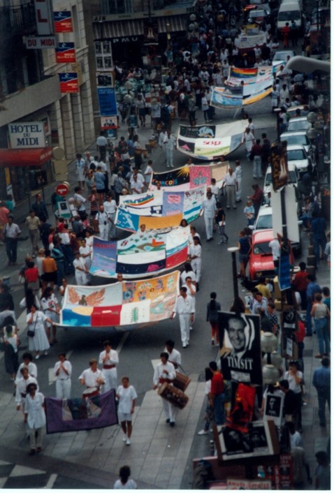 Le Patchwork des Noms Archives 
Merci Daniel Potey pour cette image du défilé dans la rue des Patchworks à Avignon en 1990. 
Si vous aussi, vous avez des images n' hésitez pas à nous les envoyer en nous contactant via les messageries des réseaux sociaux.