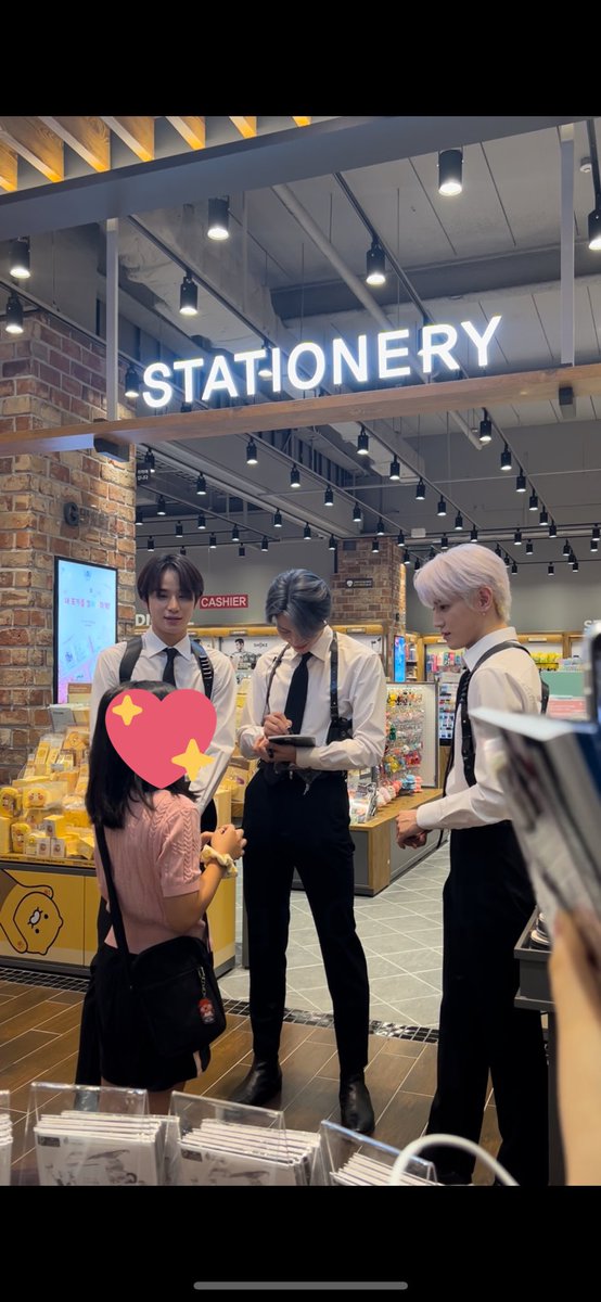 จอห์นนี่ขายาวมาก ;;;-;; หุ่นดีมากๆด้วย แล้วยืนยิ้มแจกลายเซ็นต์ให้น้อง ไม่รู้ตอนเซ็นต์ได้คุยอะไรกับน้องมั้ย ถึงได้ยิ้มขนาดนี้ แบบหล่อ ใจดี แงๆๆๆๆๆ รักนะคับ 😭🫶🏻