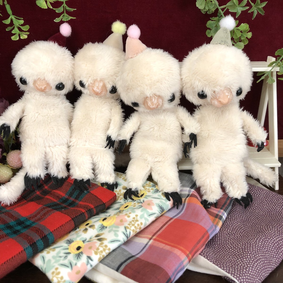 shiro96nanohana's tweet photo. おにんぎょあそびの作品がなんとかかんとか揃ってきた・・・😅
ガチャには丸クッションやらチビ毛玉ブローチ等入れさせてもらいます!
毛玉ちゃんもわいわいと行きまーす!
よろしくお願い致します!
#おにんぎょあそび
#madebyshiro https://t.co/Ln4pxzwEF0