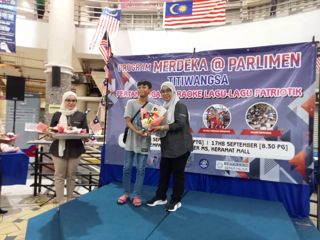 JaPenWPKL's tweet photo. ▶️ Majalah Mentari
▶️ Menghormati Lambang-Lambang Kebesaran Negara
▶️ Risalah Bendera Negeri &amp; Wilayah
▶️ Risalah Panduan Pengurusan Kendiri COVID-19 

#MerdekaParlimen 
#KomunikasiKita
#KeluargaMalaysiaTeguhBersama
#HKHM2022
#merdeka2022
#merdeka65
#KLCeria
#CMSWPKL https://t.co/cMacpNT6aL