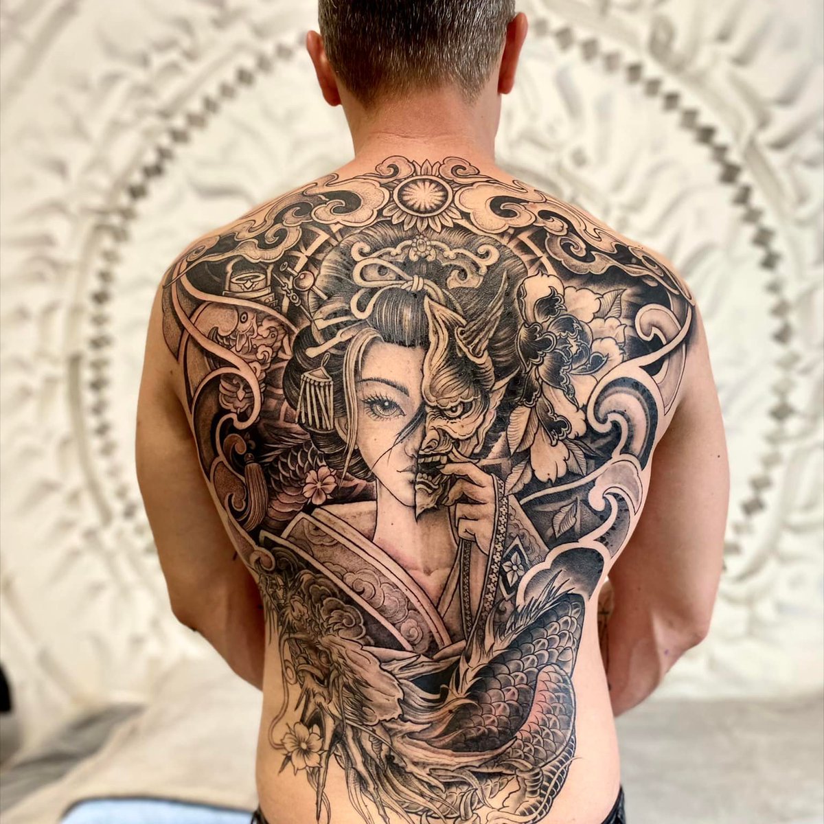 I've been etching arts onto human skin for over a decade.

I've just started etching my art onto the blockchain recently.

Check them out!
foundation.app/@dung.dmt81

#tattoo #artist #nft #art #calligraphy