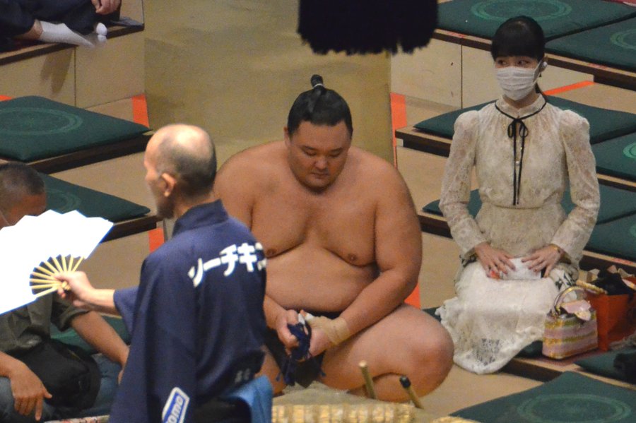溜席の妖精の正体判明 タニマチのお嬢様 マスクなし画像付 相撲観戦して正座している女性