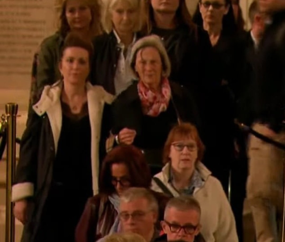 So David Beckham and Susanna Reid both queue for 13 hours plus but Holly and Phil are #queuejumpers be like Beckham and Reid don't be a Holly or Phil