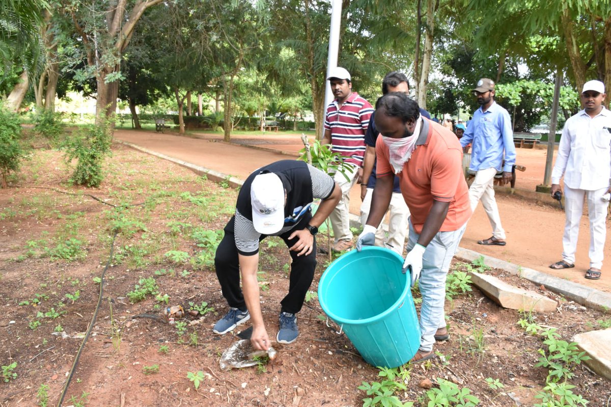 Additional Commissioner Launched the ISL League at Vivekananda Park.MHO,Environmental Engineer,College Students,and KKD Youth have participated in this program. #SwachhAmritMahotsav #YouthVsGarbage, #IndianSwachhataLeague,#AmritMahotsav #SwachhBharatUrban,#SwachhSurvekshan2023