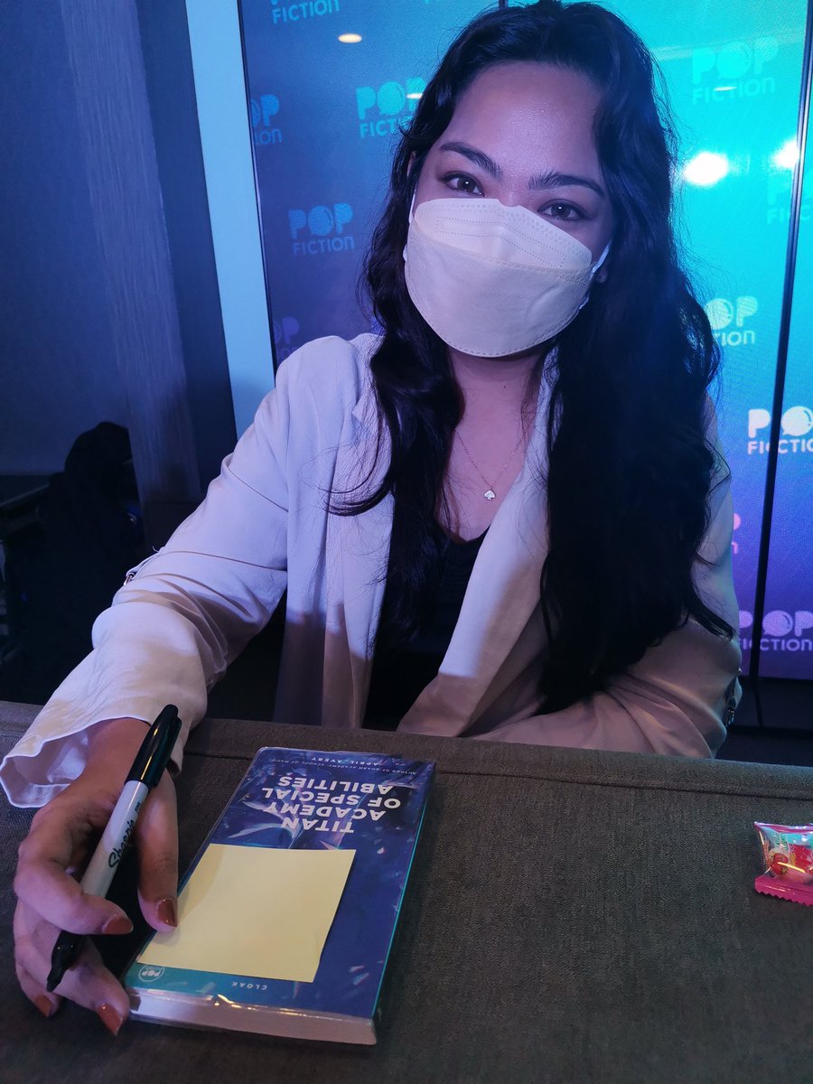 denisevanzanth's tweet photo. My fave fantasy author, Queen of Fantasy Itself. I love you ate AA 💚💚💚! @breatheapril
#Solidier https://t.co/HnuWeIZQXS