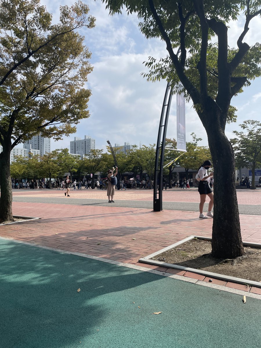 ▪️현장수령 안내

잠시 후 3시 30분부터 현장 수령 시작합니다. 특전인 부채가 아직 나오지 않아 추후 준등기로 따로 발송될 예정이오니 양해 부탁드립니다🥺