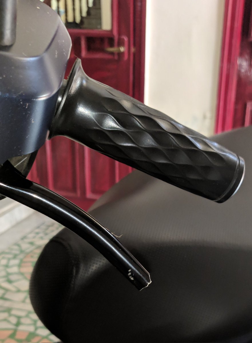 skhaitan22's tweet image. Broke @OlaElectric break lever, and guess what the amount to replace this, it's ₹700 without any price breakup. For any bike the spare part would not be more than 100. @bhash can I get any official spare part price list? Takes more than 40 mins to connect CC
#olas1pro
#avoidOla