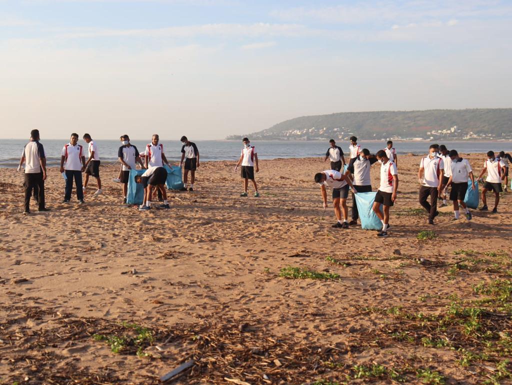 Over 500 naval personnel from #ENC joined the Mega Coastal Cleanup Drive as part of #PuneetSagarAbhiyan & to mark the 37th #InternationalCoastalCleanUpDay with the theme 'Swachh Sagar - Surakshit Sagar & Clean Coast, Safe Seas” on 17 Sep 22.