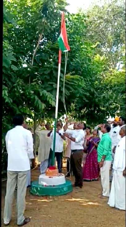 AODhanwada's tweet photo. జాతీయ సమైక్యత దినోత్సవం సంధర్భంగా ధన్వాడ రైతువేదికలో జాతీయ పతాక ఆవిష్కరణ.@SRReddyTRS @MJSudhakar8 https://t.co/8Jio1Ko9If