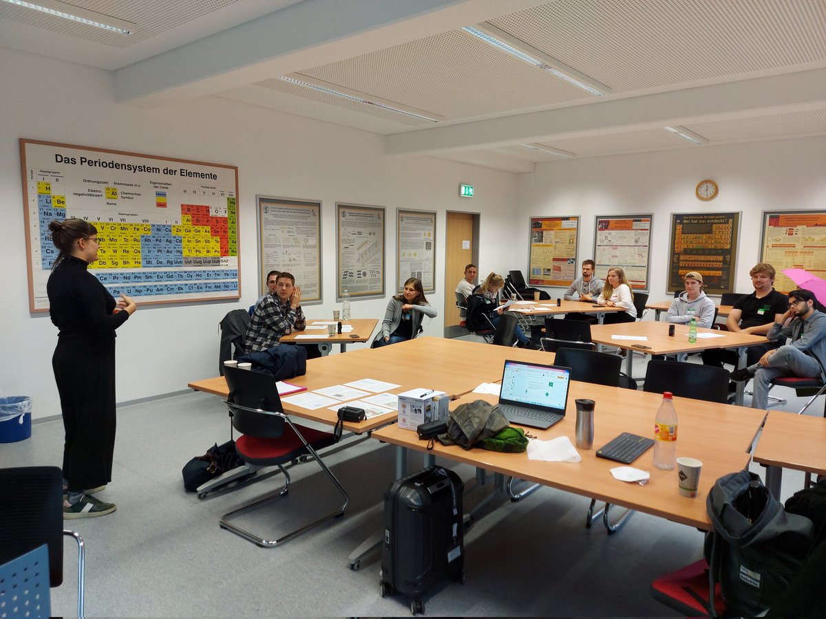 Unser Workshop "PodCasting" auf dem #HOT2022 gab einen tollen Blick hinter die Kulissen unserer Arbeit. Im Rahmen des Workshops konnten die Teilnehmenden eine Mini-Episode aufnehmen, und daran praktisch erarbeiten was die Produktion eines Podcasts bedeutet.
<a href="/JungChemiker/">JungesChemieForum</a> <a href="/JCFKiel/">JCF Kiel</a>