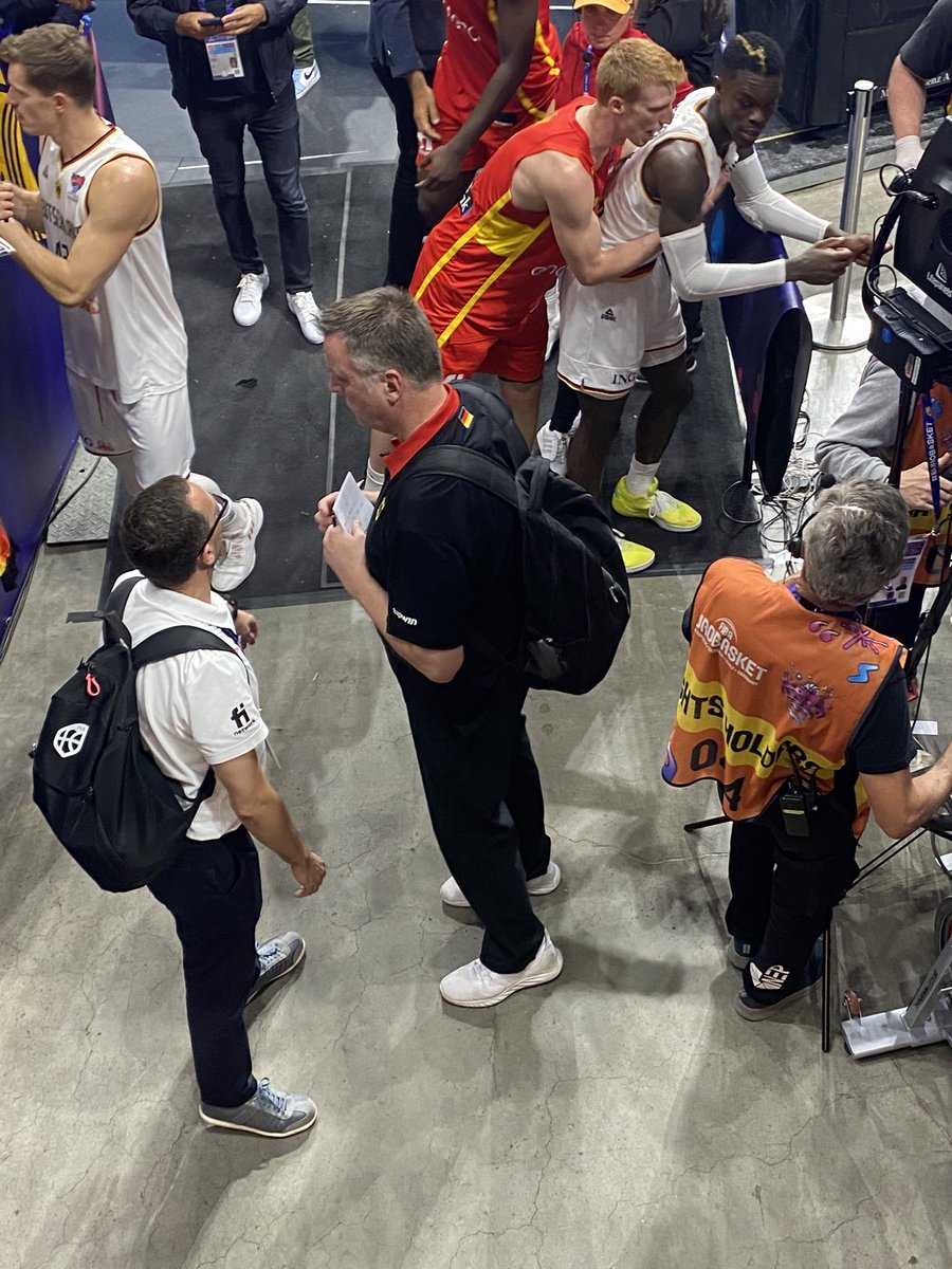 Un rato después del partido, Alberto sigue defendiendo a Schröder 😅