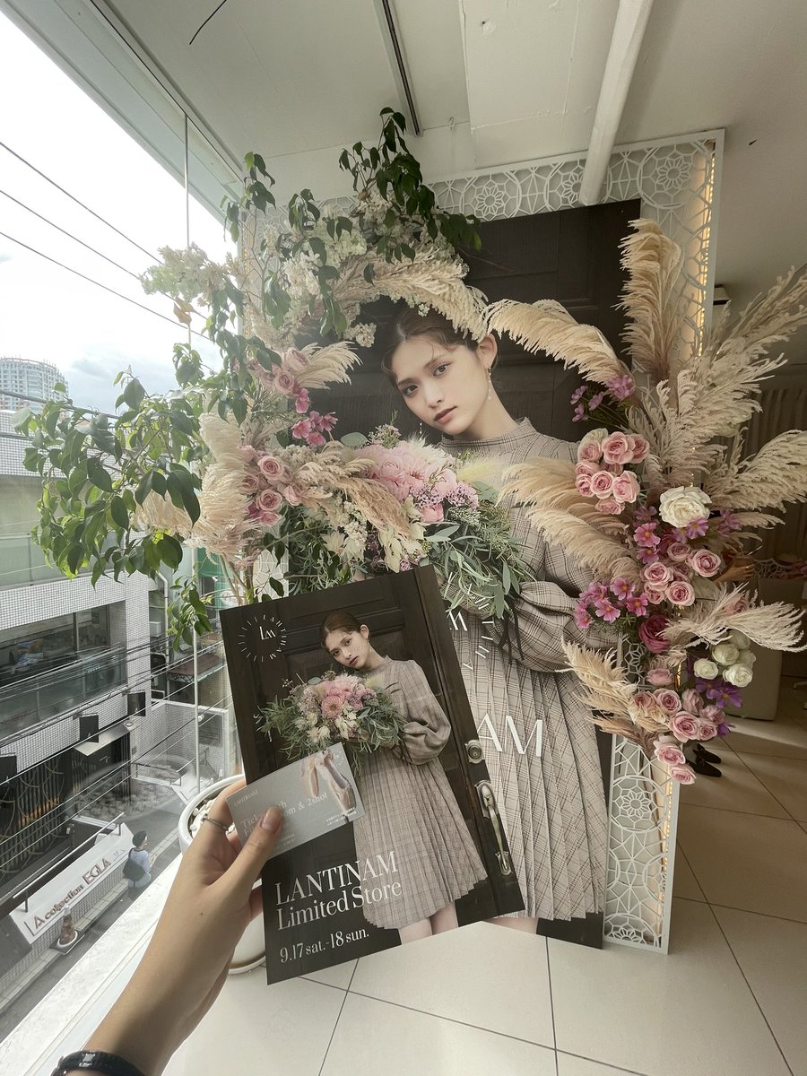 SecondYuri2's tweet photo. lantinamお揃いの服でツーショットは夢すぎた、、握手会の20倍くらいお話しできて目視できたしツーショは5cmもない距離はやばすぎた、沙友理ちゃんグッズもアピれたし林檎型のイヤーカフも試着室の前に居たからギリ見せれてよかった😂
🥤もマカロンも店も雰囲気ももちろん推しの松村沙友理様も姫でした https://t.co/9syIp0q00l