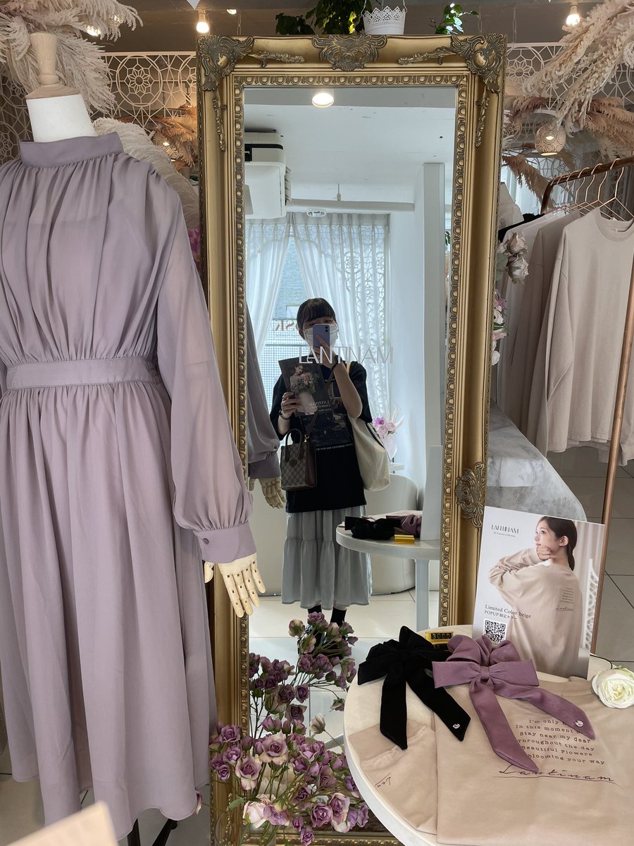 SecondYuri2's tweet photo. lantinamお揃いの服でツーショットは夢すぎた、、握手会の20倍くらいお話しできて目視できたしツーショは5cmもない距離はやばすぎた、沙友理ちゃんグッズもアピれたし林檎型のイヤーカフも試着室の前に居たからギリ見せれてよかった😂
🥤もマカロンも店も雰囲気ももちろん推しの松村沙友理様も姫でした https://t.co/9syIp0q00l