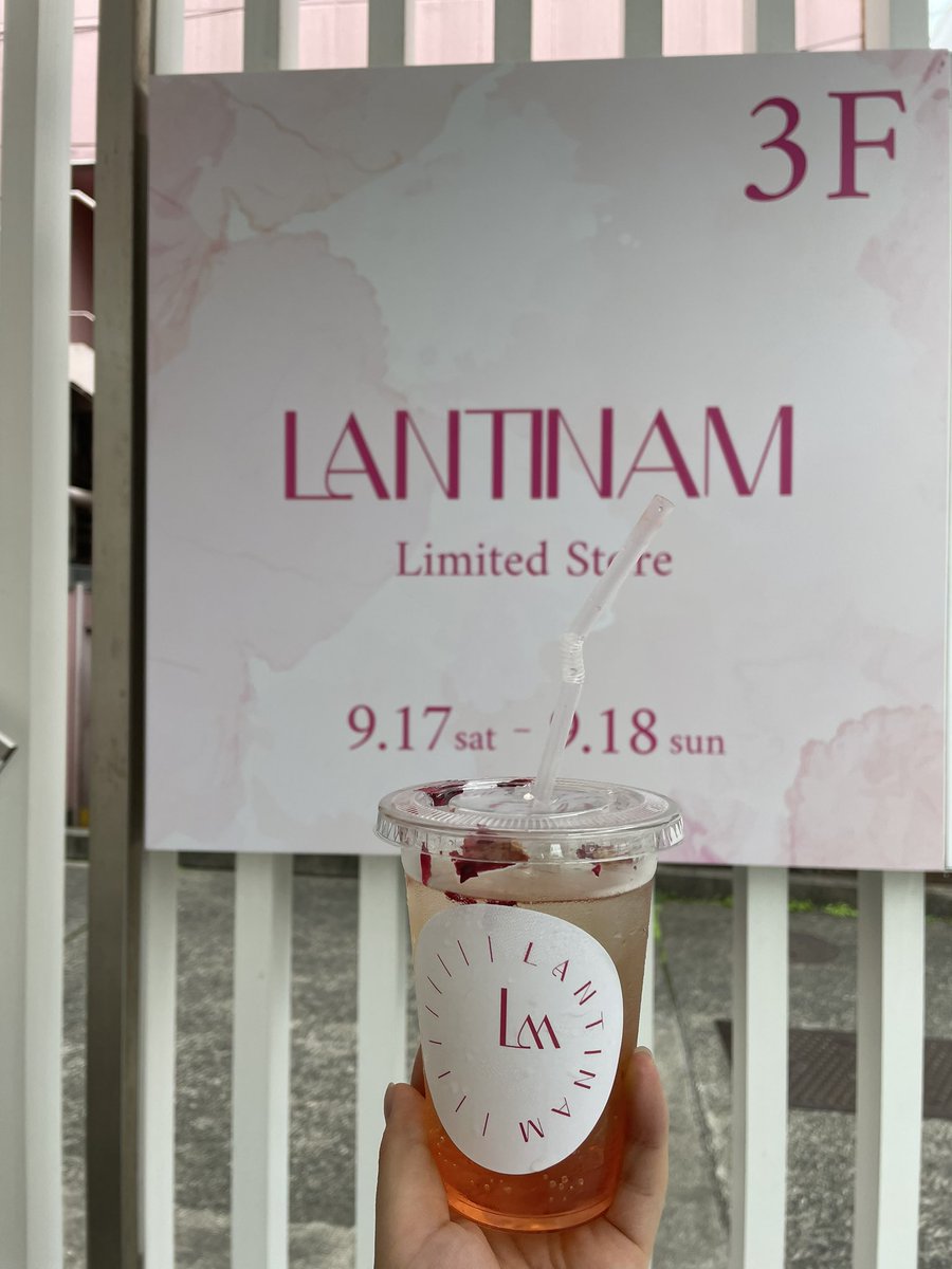 SecondYuri2's tweet photo. lantinamお揃いの服でツーショットは夢すぎた、、握手会の20倍くらいお話しできて目視できたしツーショは5cmもない距離はやばすぎた、沙友理ちゃんグッズもアピれたし林檎型のイヤーカフも試着室の前に居たからギリ見せれてよかった😂
🥤もマカロンも店も雰囲気ももちろん推しの松村沙友理様も姫でした https://t.co/9syIp0q00l
