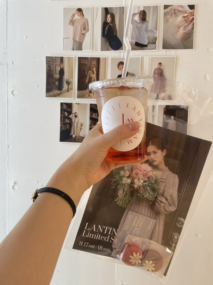 SecondYuri2's tweet photo. lantinamお揃いの服でツーショットは夢すぎた、、握手会の20倍くらいお話しできて目視できたしツーショは5cmもない距離はやばすぎた、沙友理ちゃんグッズもアピれたし林檎型のイヤーカフも試着室の前に居たからギリ見せれてよかった😂
🥤もマカロンも店も雰囲気ももちろん推しの松村沙友理様も姫でした https://t.co/9syIp0q00l