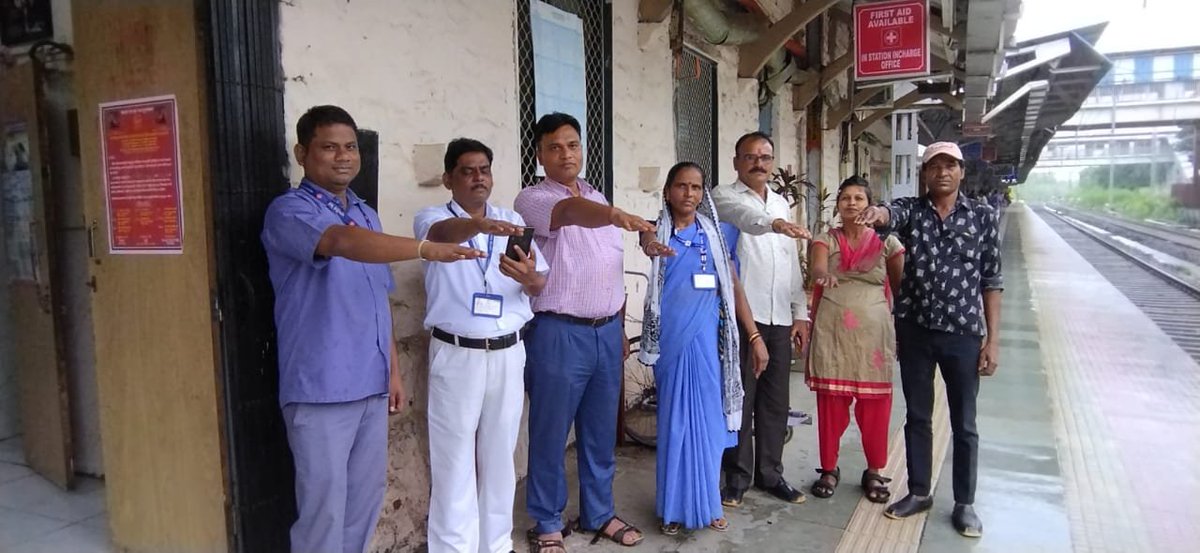 drmmumbaicr's tweet photo. #SwachataPledge was taken by various Station staff of Mumbai Division CR
#swacharail #swachabharat
@Central_Railway https://t.co/n5BPAWHAsX