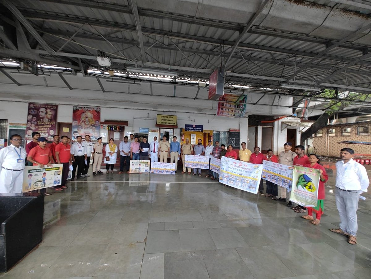 drmmumbaicr's tweet photo. #SwachataPledge was taken by various Station staff of Mumbai Division CR
#swacharail #swachabharat
@Central_Railway https://t.co/n5BPAWHAsX