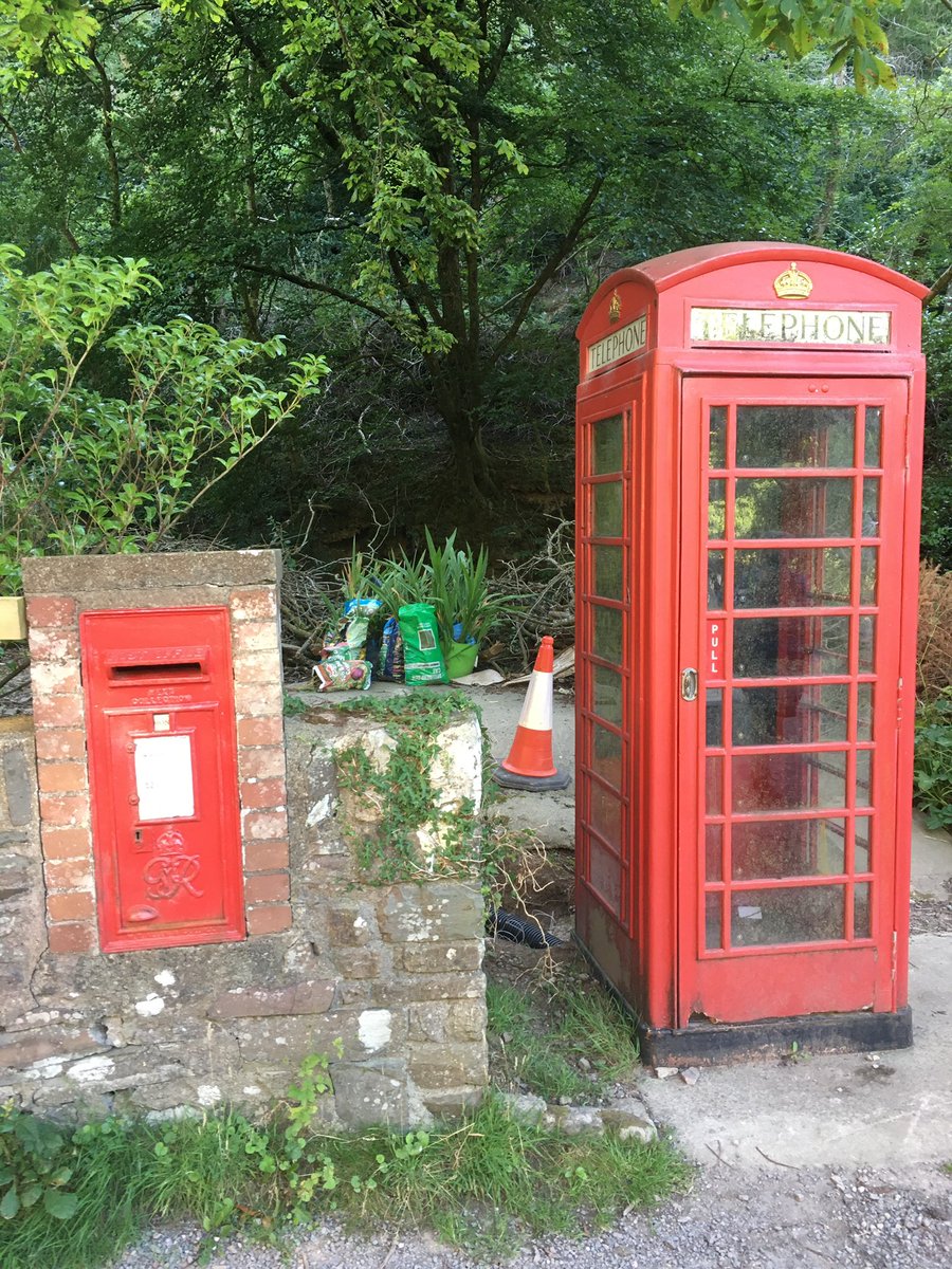 mutley7781's tweet photo. 👀 #Martinhoe #Devon
George VI Postbox, phone box & a traffic cone.
Perhaps a bonus point for the cone? 🤔😉
#PostboxSaturday https://t.co/r8WztCouDD