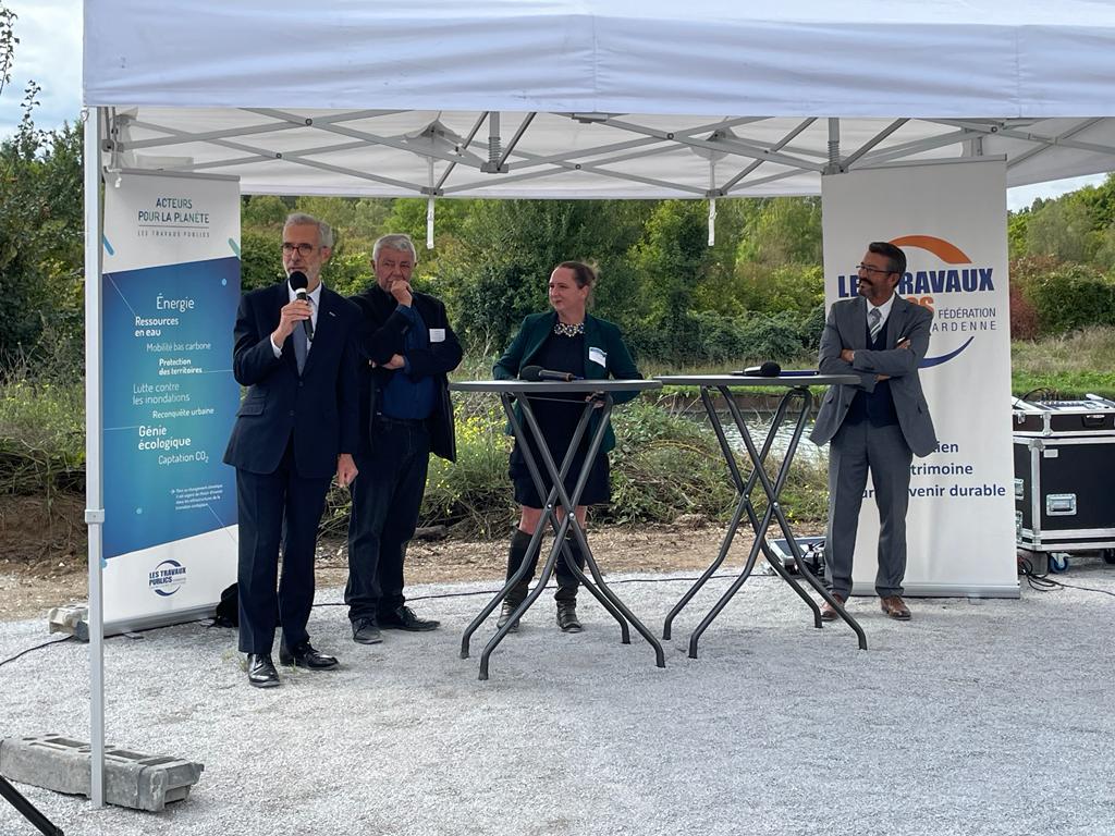 Prefet51's tweet photo. Journée transition écologique des Travaux Publics, organisée par @FNTP_info et @GrandReims à Puisieulx.
Le préfet Henri Prévost félicite les services et entreprises locales de #TP pour les matériels et innovations mis en œuvre afin de réduire l'empreinte carbone des chantiers. https://t.co/qX6tczX15O