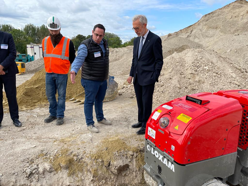 Prefet51's tweet photo. Journée transition écologique des Travaux Publics, organisée par @FNTP_info et @GrandReims à Puisieulx.
Le préfet Henri Prévost félicite les services et entreprises locales de #TP pour les matériels et innovations mis en œuvre afin de réduire l'empreinte carbone des chantiers. https://t.co/qX6tczX15O