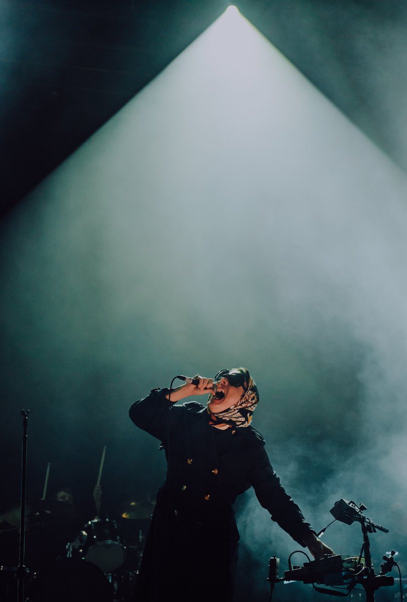 baileelogan's tweet image. The year is 2022. I’m 29 years old. Gerard Way is once again my phone lock screen except this time I’m the one who took the photo.