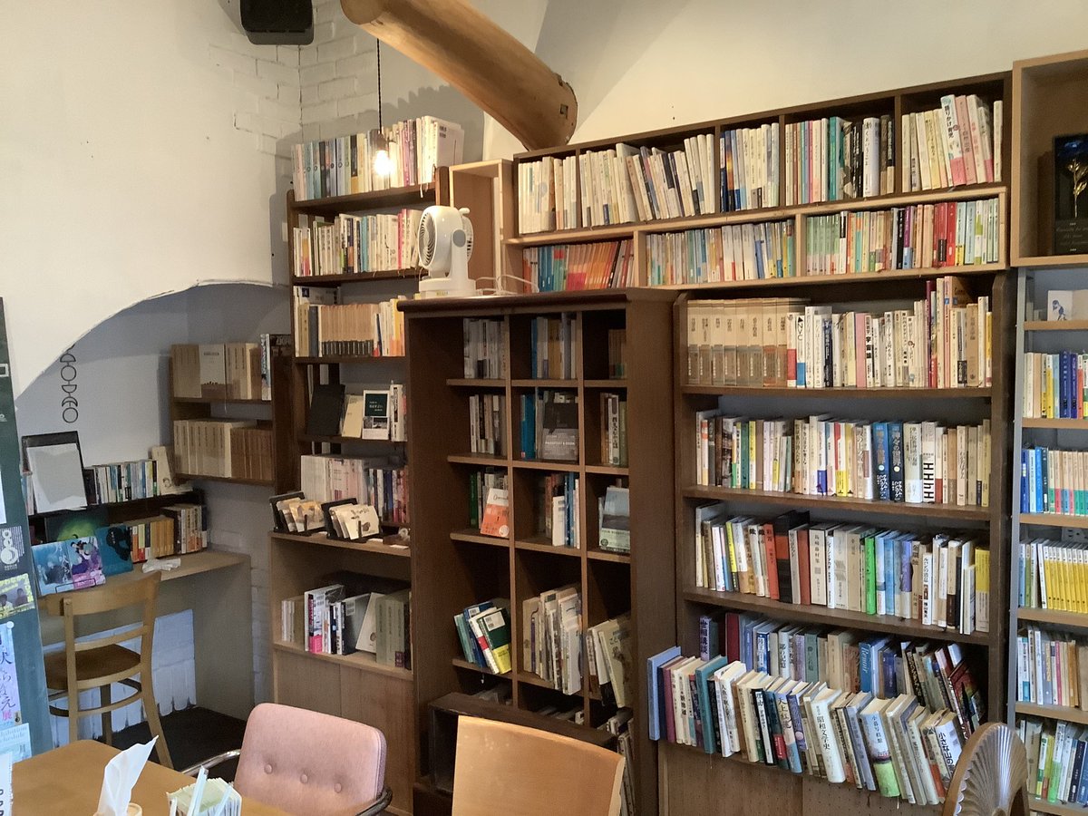 本棚と本に囲まれた本や詩や文学が好きな方の集まるお店、ブックバー月に開く様 <a href="/tsukinihiraku/">ブックバー 月に開く</a> 
こちらでも広瀬川文化交流 広瀬川SHOW展でiaitokyoさん <a href="/iaitokyo/">iaitokyo (イアイトウキョウ)</a> さんの作品を展示しています。「迷い道とバケツ猫」のCD付きブックレットとキャンバスプリント、ポスカ、缶バッジを展示販売しています