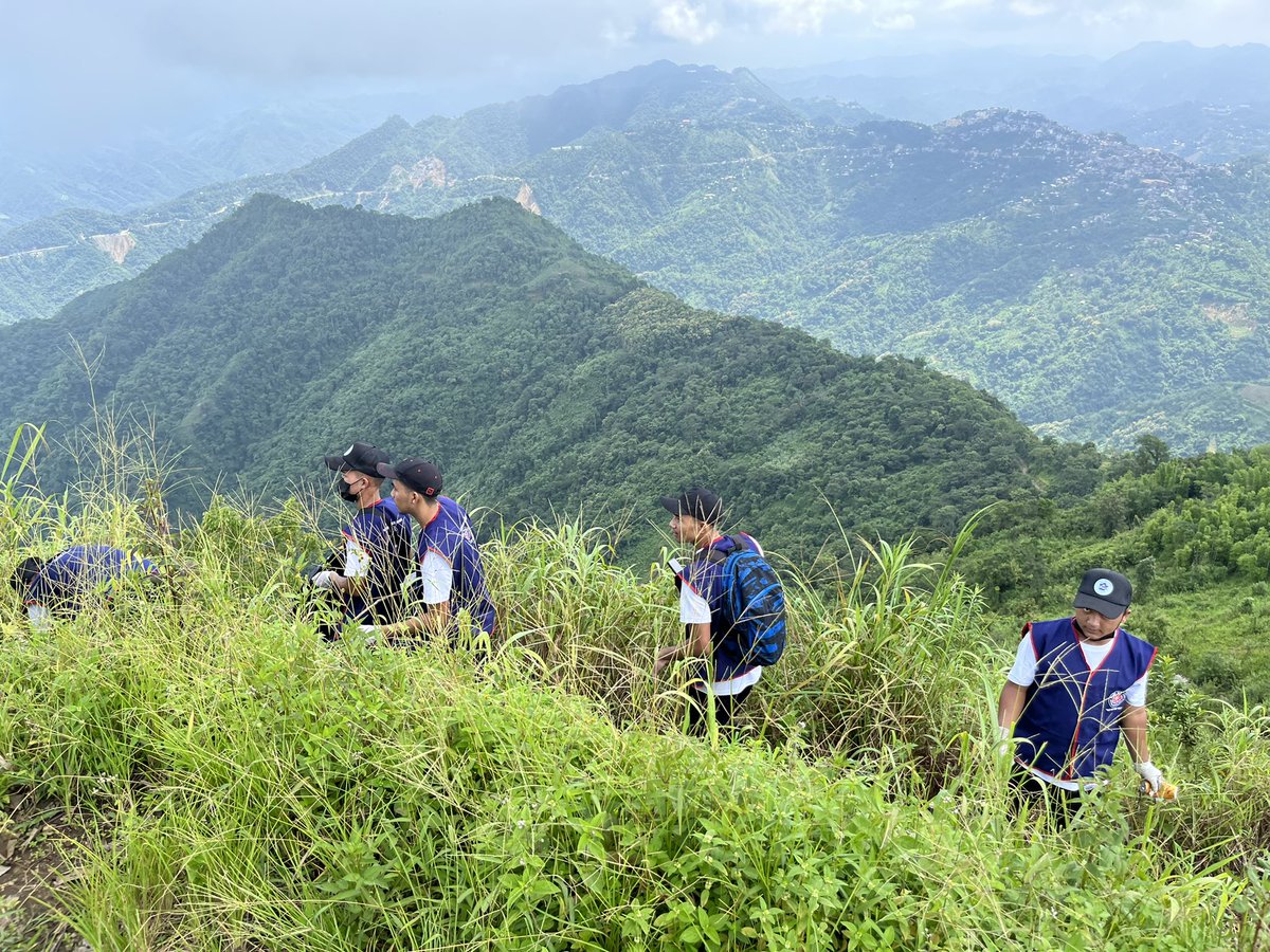SangpuiiSy's tweet photo. Cleaning of Muthi, a popular tourist spot @SwachhBharatGov @sbmu_mizoram #SwachhAmritMahotsav #IndianSwachhataLeague #YouthVsGarbage #AizawlCleanAvengers https://t.co/oNrlVu5IzF