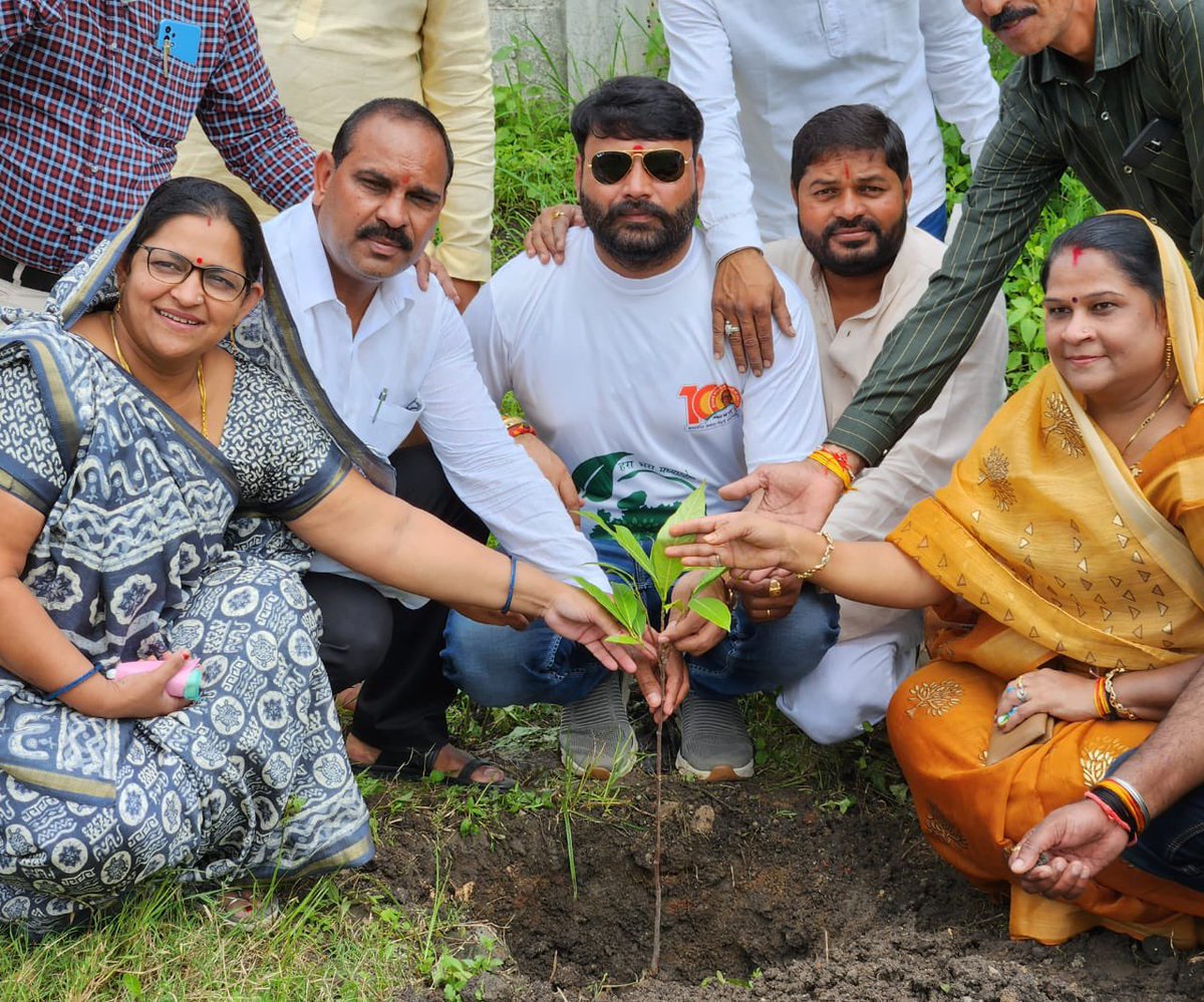 prateekbjp's tweet photo. वृक्ष, वायु, जल, मिट्टी प्रकृति के सबसे बड़े उपहार चार, यह सभी मिलकर तैयार करते हैं मानव जीवन का मूलाधार।#हरा_भरा_मध्यप्रदेश #BJYMINDOREGRAMIN https://t.co/mLmVNTTDuY