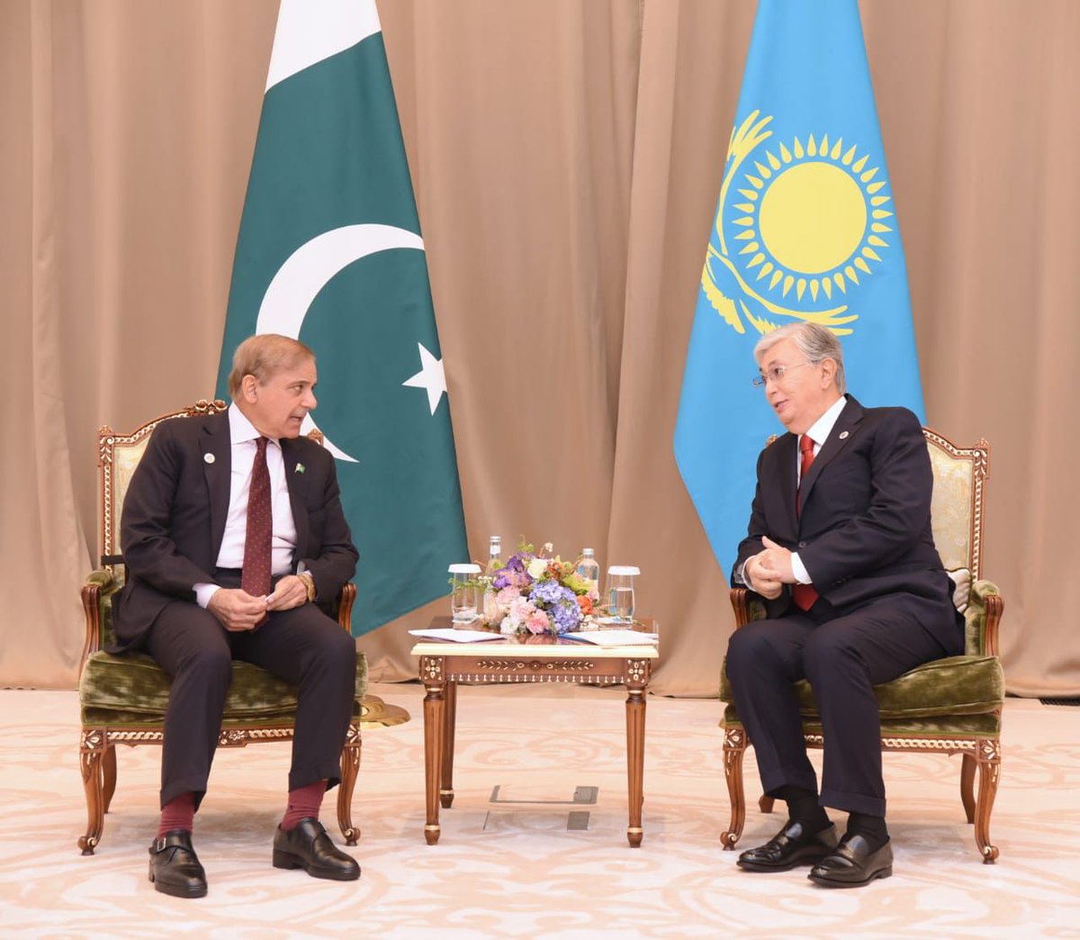 ammarayyaz5's tweet image. وزیرِ اعظم شہباز شریف کی صدرِ قزاقستان قاسم ژورمات توکائیوف سے سمرقند میں ملاقات.
#SCOSummit2022 #PakPMatSCO