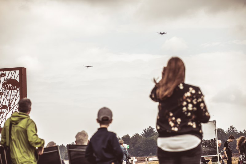 GemeenteEde's tweet image. #Airborne | De vrije val van het Pathfinders peloton Luchtmobiele Brigade om 10:15 uur gaat niet door vanwege te harde wind op hoogte. Voor de rest van het luchtprogramma zijn vooralsnog geen wijzigingen. We informeren je als er meer bekend is.