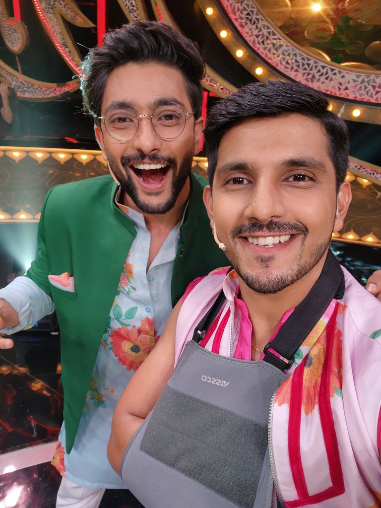 kanwardhillon_'s tweet photo. Ye lo tumhaari #fahwar picture!!🤣❤️
#RavivaarWithStarParivaar
#KanwarDhillon #FahmaanKhan
#imlie #PandyaStore #KDians

@fahmaankhan @StarPlus https://t.co/P1VzrC6Q61