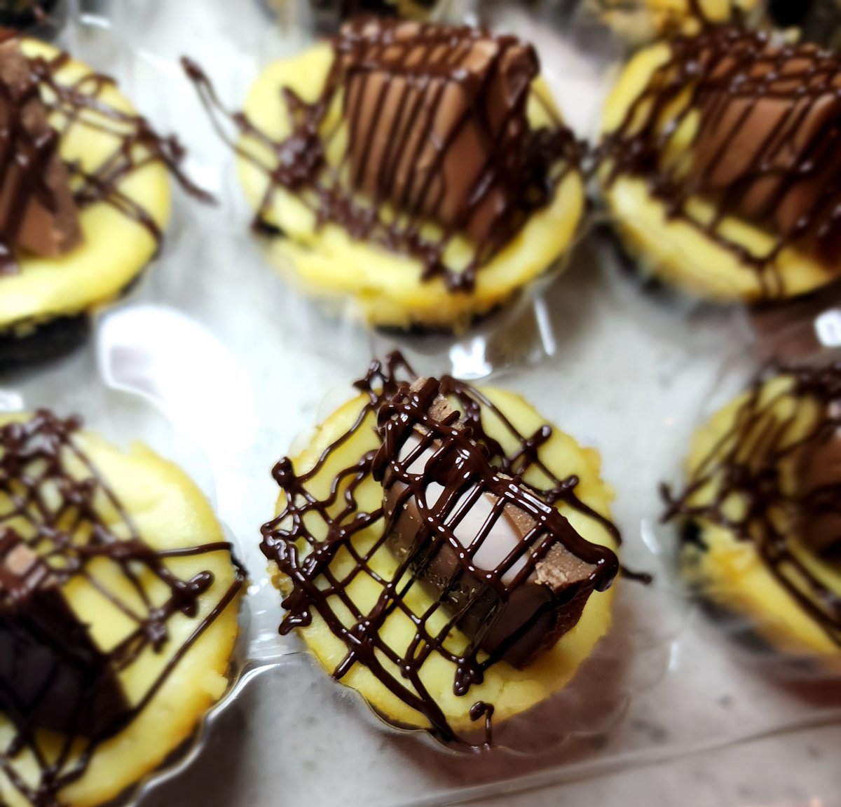 KrissyNliam's tweet photo. My side hustle.. 5 dozen mini cheesecakes for a wedding tomorrow!💍
Gold Oreo White Chocolate Raspberry
Apple Pie
Chocolate
Cherry
#baker #minicheesecake #Passion https://t.co/I59CTzslDq