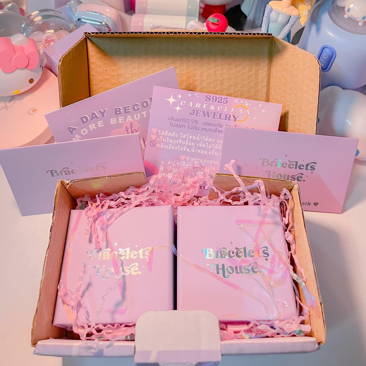 : ปักเลยค่ะ  💙 กูกรี๊ดดดดด ผู้ชายไม่ต้องมาซื้อให้ค่ะ กูซื้อเอง ใส่เองนักเลงพอ🤣 สวยปะมึง
นี่คือกูนะอย่าเข้าใจผิด555555555 ใครอยากแบบซื้อของขวัญให้เพื่อนนึกไม่ออกให้อะไรดีกูแนะนำจริงๆพวกนี้นะ ความเจ้าหญิงแล้วหนึ่ง🥹💕🌈
