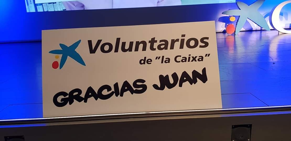 RocioFernescu's tweet photo. 🖤"Venía de la bondad y en la bondad ha navegado siempre" Barbeito le dedicó estas palabras en su jubilación. Juan Reguera seguirá ayudando desde el cielo a los que más lo necesitan. Así era y así nos enseñó a ser. La gran familia @caixabank le recordaremos siempre. #GraciasJuan. https://t.co/VJ0iGCd5GV