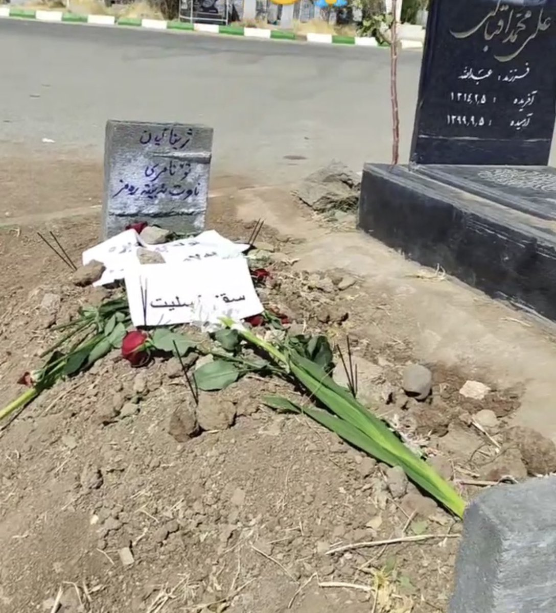 FSeifikaran's tweet photo. مزار #مهسا_امینی (ژینا) بعد از خاکسپاری.

بر روی سنگ قبر موقت نوشته شده:
«ژینا جان تو نمی‌میری، نامت یک رمز می‌شود…» https://t.co/IMSYiaJsoo