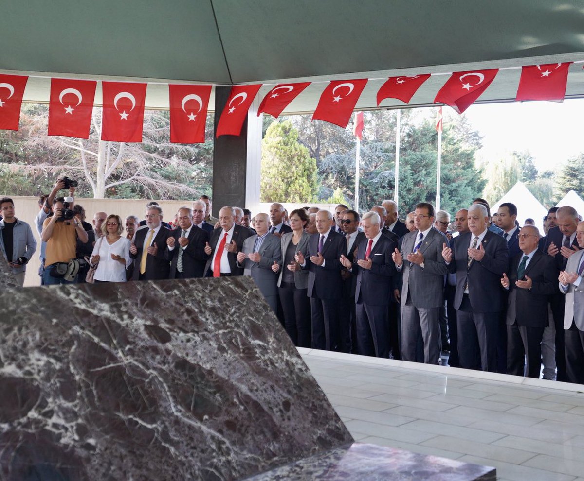 slmhktn's tweet photo. Kemal Kılıçdaroğlu ve Ekrem İmamoğlu, Adnan Menderes’in mezarını ziyaret etti.

Asıldığı günü bayram yapanlar, bugün kabri başında ona dua ediyor.
Teşekkürler Erdoğan! https://t.co/v1xlXNtUF9