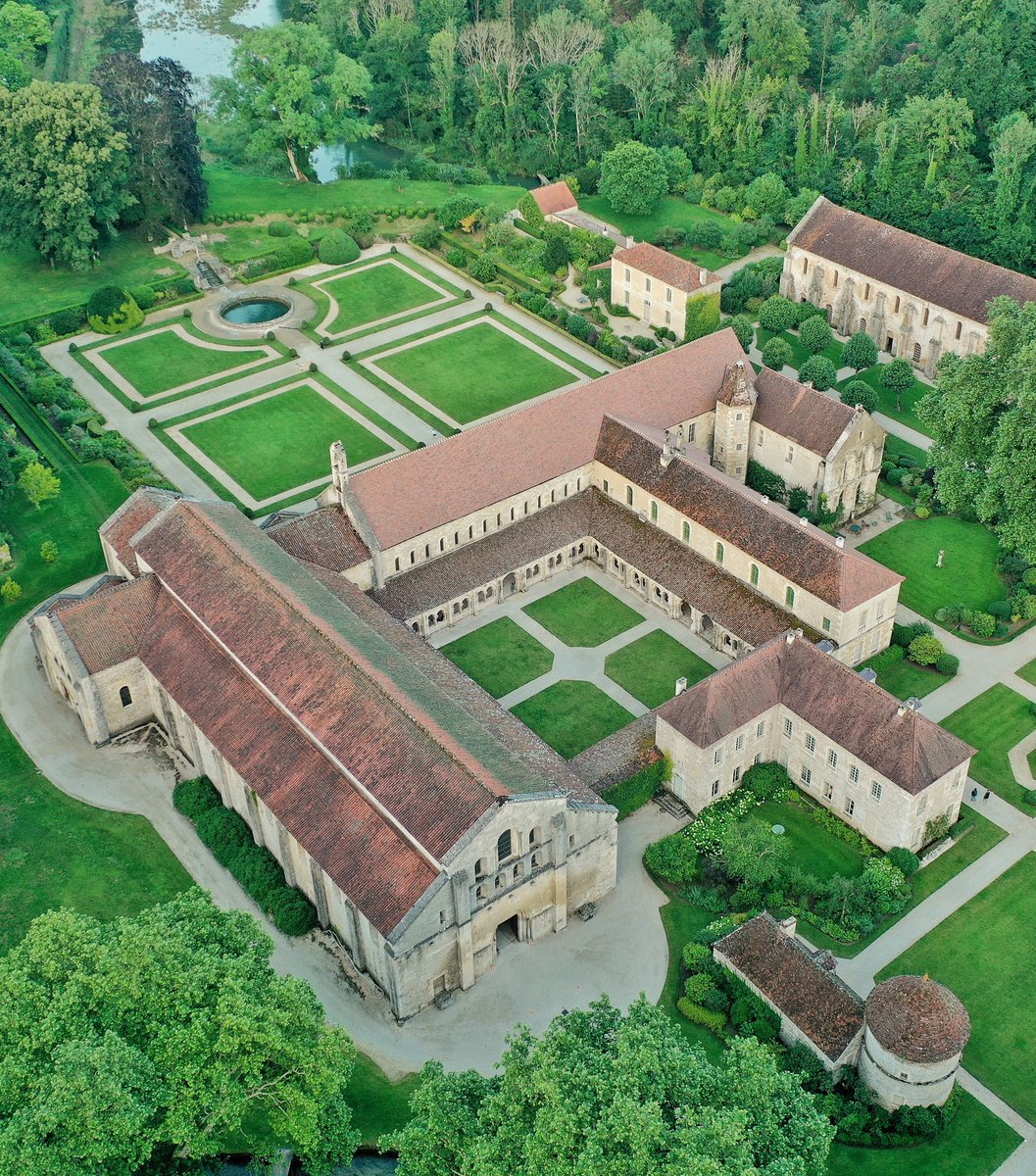 🟦⬜️🟥 𝗣𝗔𝗧𝗥𝗜𝗠𝗢𝗜𝗡𝗘 | Ce week-end, poussez les portes de l'#AbbayedeFontenay, monument qui écrit son histoire depuis 1118 ! 😮

✅️ Profitez également de démonstrations d'artisanat par le vitrailliste Sébastien Dugué ! 🔎 #JEP2022 #JourneesduPatrimoine #lacotedorjadore