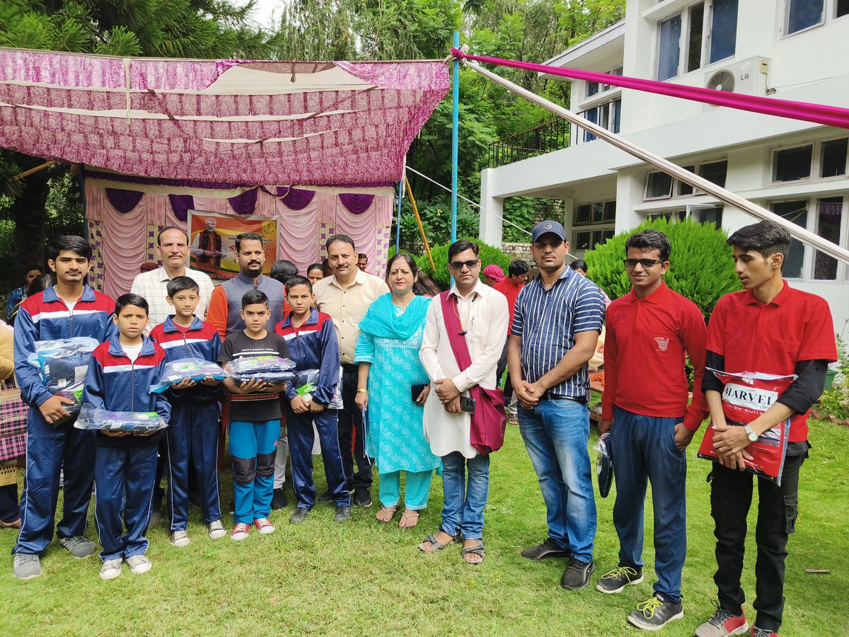 हिमगिरि कल्याण आश्रम द्वारा संचालित परशुराम छात्रा वास दत्तनगर के छात्र ओर कोशिश एक आशा स्कूल के छात्र ओर छात्राएं केंद्रीय मंत्री श्रीमति <a href="/smritiirani/">Smriti Z Irani</a>  जी देश के यशस्वी प्रधानमंत्री <a href="/narendramodi/">Narendra Modi</a>  जी  के जन्मदिवस पर उपहार बांटते हुए 🚩🎉 #happybirthday 
#सुस्वागतम