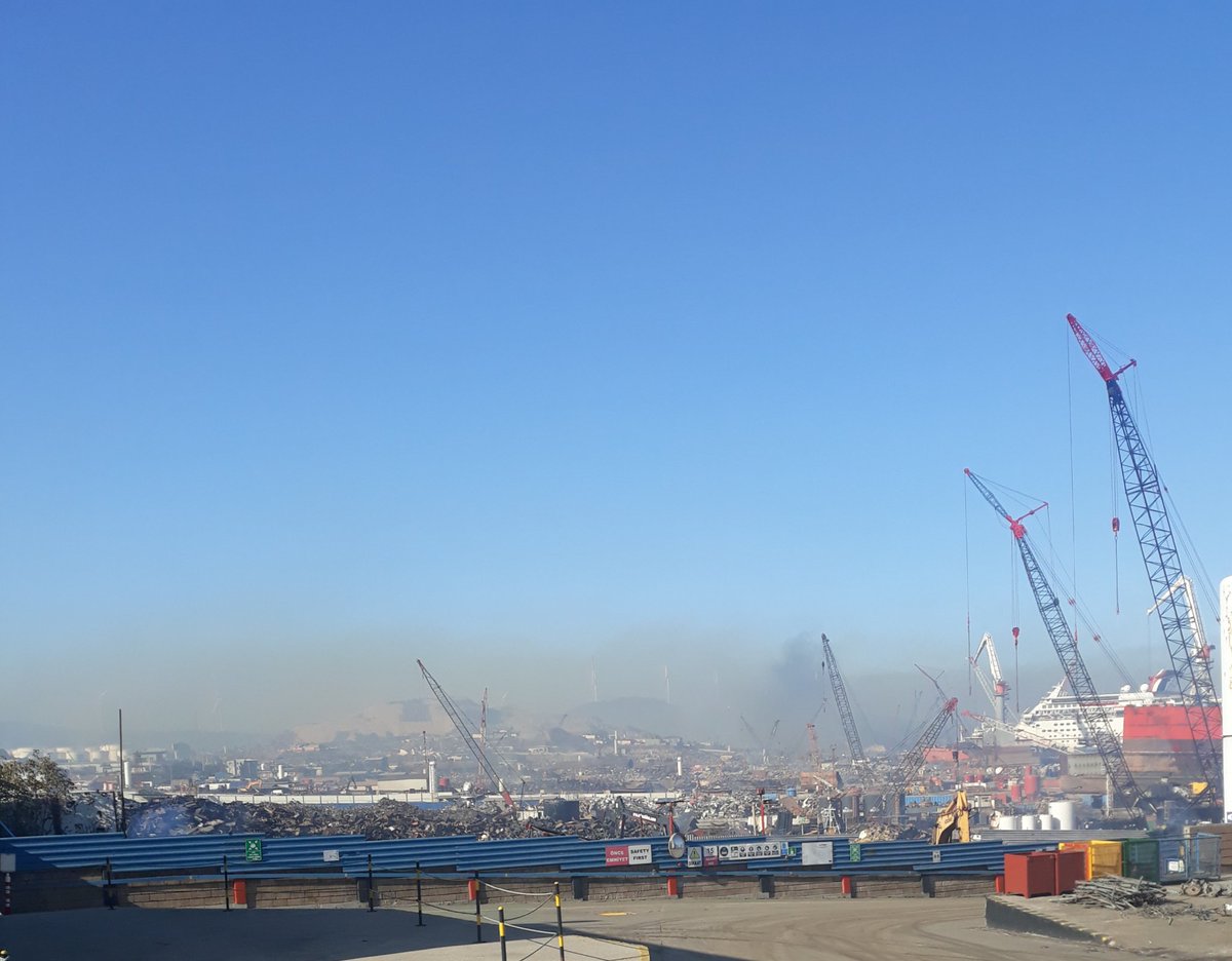 Şu havanın kirliliğini görebiliyor musunuz? Burası Gemi Söküm. Ve bu kirli hava Aliağa, Foça, Menemen, Çandarlı gibi çevre ilçelere de yayılıyor. Kanser olmak için Gemi Sökümde çalışmanıza gerek yok. #Asbest ve #Kurşun gelip sizi bulur.
<a href="/AlcepCevre/">ALÇEP (Aliağa Çevre Platformu)</a> 
<a href="/FocaCevre/">FOÇEP</a> 
<a href="/_EGECEP_/">EGEÇEP</a>